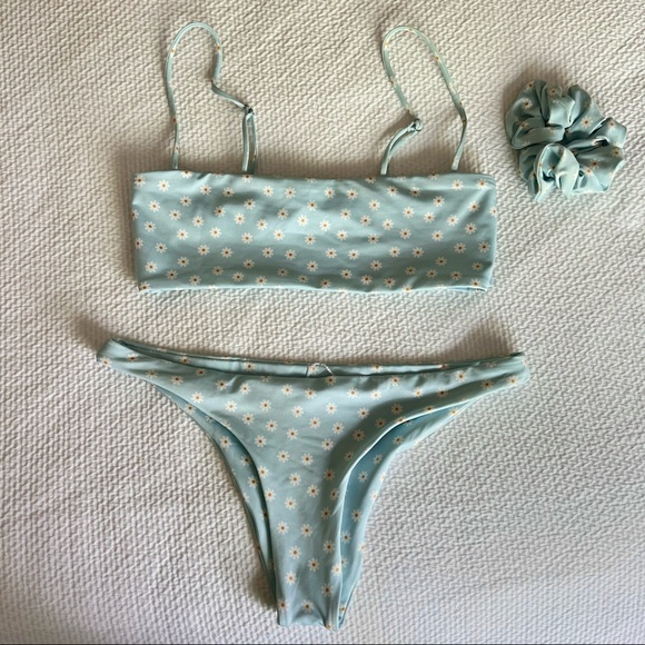 SAME Los Angeles Swim — Bikini set + matching scrunchie in Blue Daisy - Picture 6 of 11